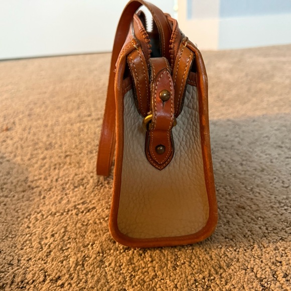 Vintage cream Dooney and Bourke crossbody - Picture 4 of 7